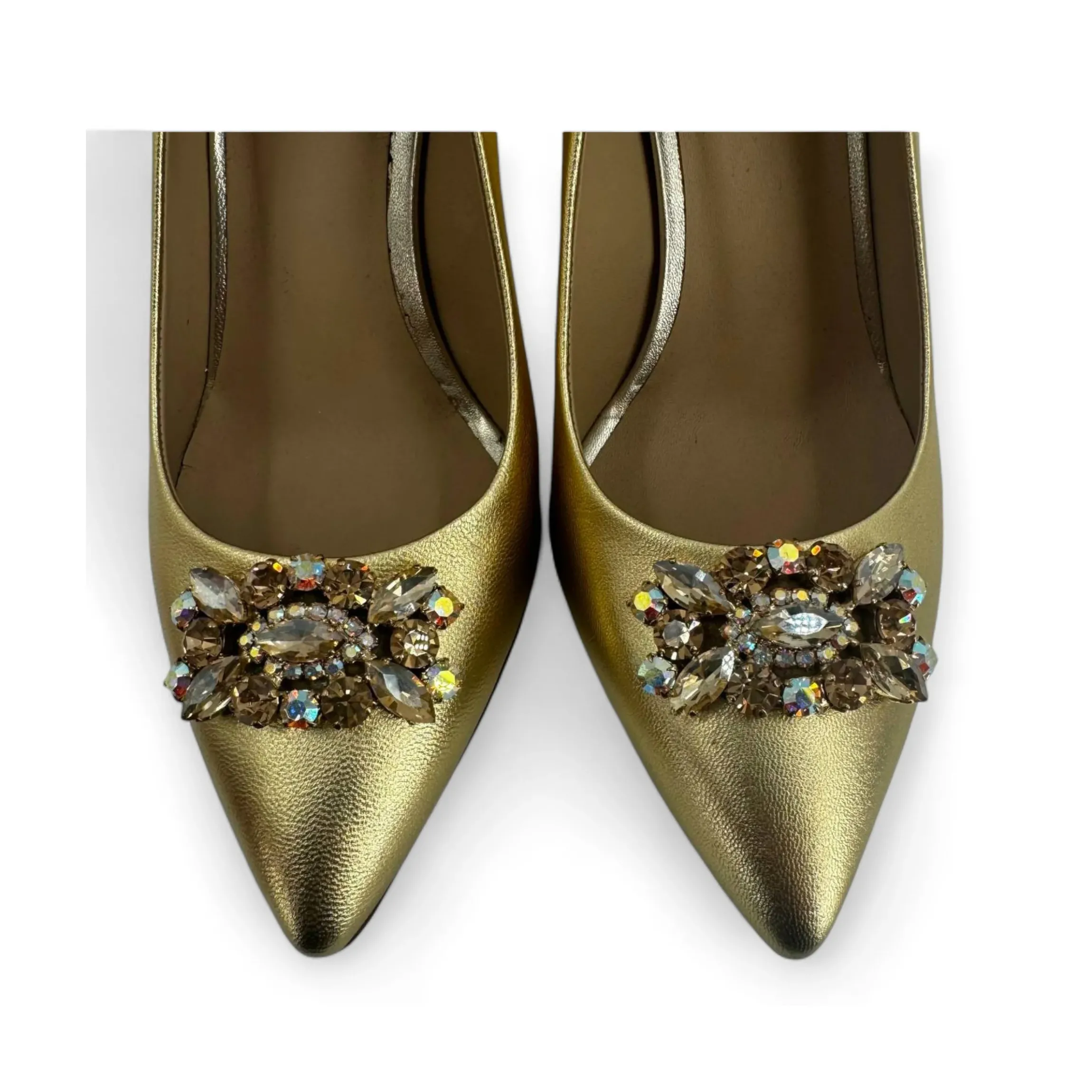 milu_milano_decollete_a_p_3.webp MILU' MILANO DECOLLETE' A PUNTA LAMINATE CON APPLICAZIONE GIOIELLO