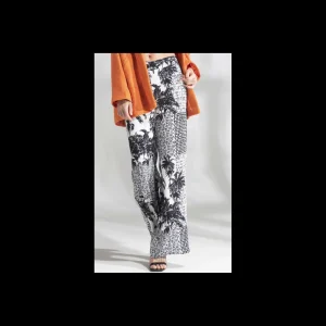 Pantalone Giulia N morbido in fantasia